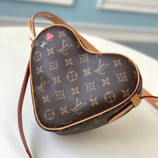 ST60141 LV heart-shaped bag Cour bag is made of Monogram canvas, with a red heart highlighted by Nicolas Ghesqui è re in the upper left corner M57456