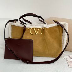 ST24010 Valentino VLogo Tote Bag Series Tote Bag is made of brown suede with white lamb fur luxurious and warm It comes with double handles and adjustable shoulder straps and can be carried by hand or crossbody Model 22110L