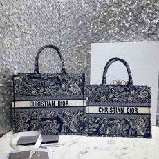 ST61961 DIOR The Book Tote handbag is designed by Maria Grazia Chiuri, Creative Director of Dior Women's Wear, and adorned with embroidered CHRISTIAN DIOR logo model M1286