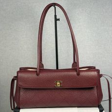 ST21980 CHANEL 26S Italian Lychee patterned cowhide baguette bag is the best choice for large capacity commuting to work
